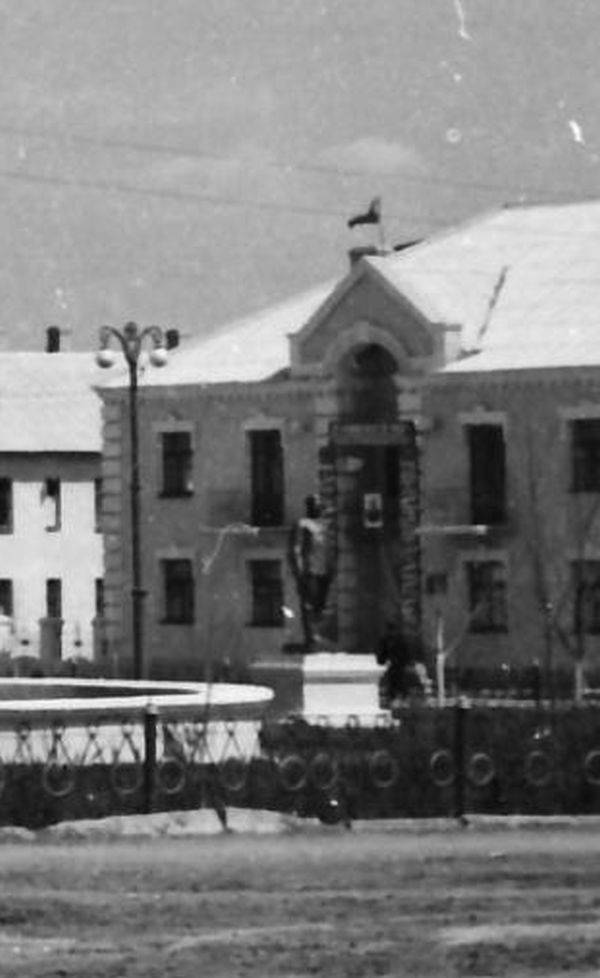 Памятник Сталину И.В. На Пятнадцатой, перед управлением Гуковуголь, город Гуково интернет