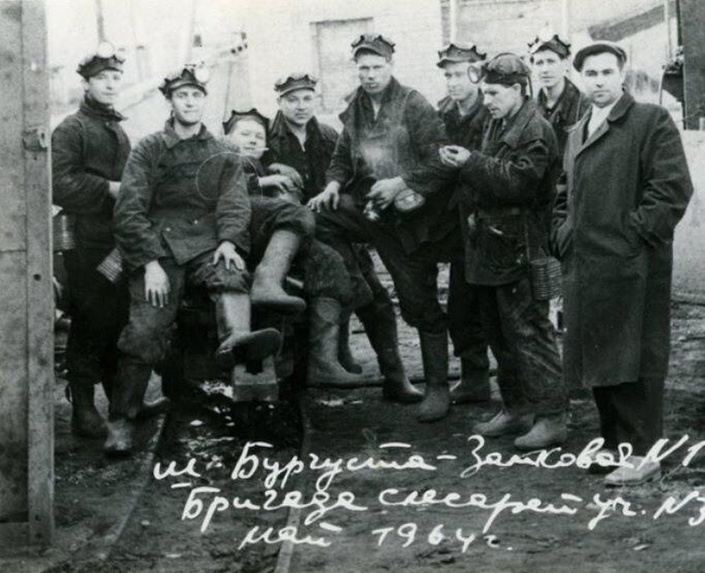 бригада слесарей шахты Бургуста 1. 1964 год, май. интернет