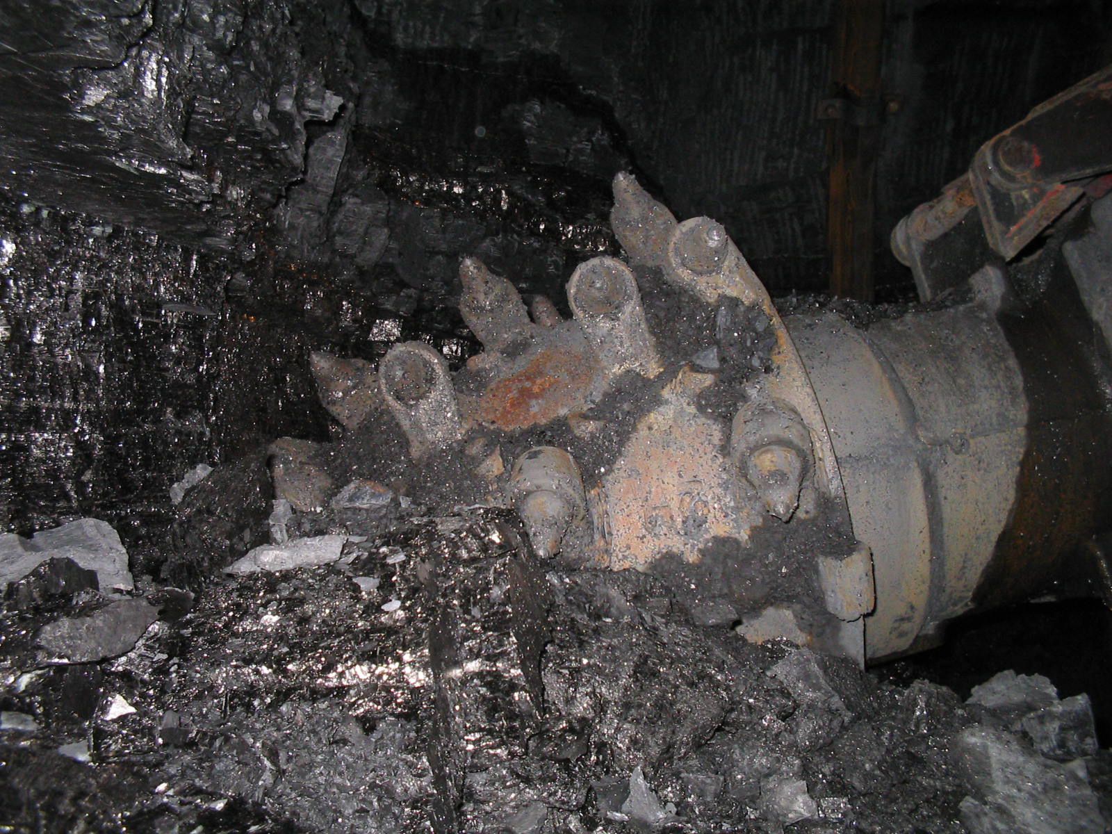 Угольный комбайн вгрызается в пласт угля. авторы сайта
