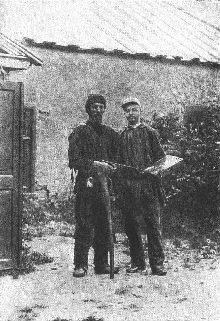Н.А. Касаткин с шахтером Костюковым. Фото. 1895 год. интернет