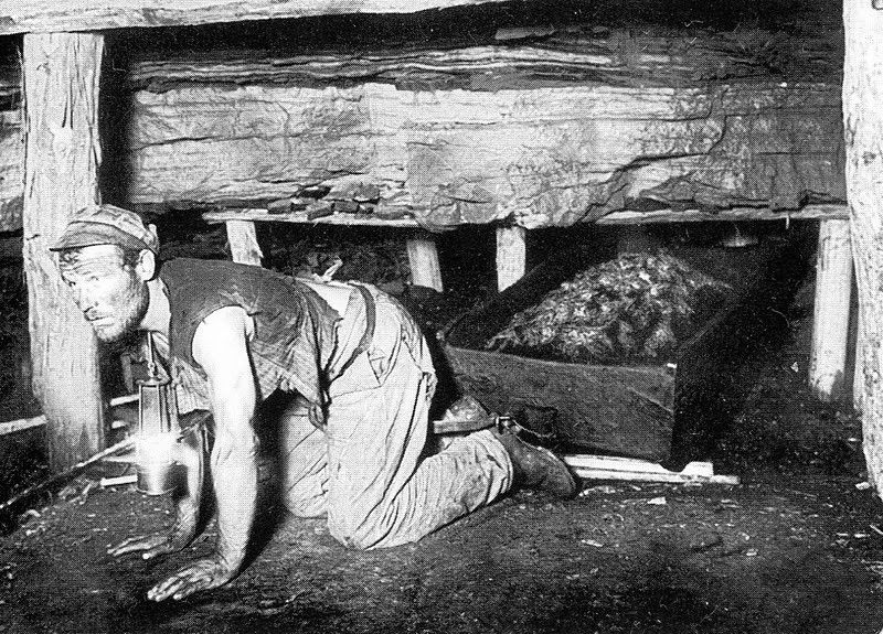 шахтер тягальщик с коробом угля. интернет